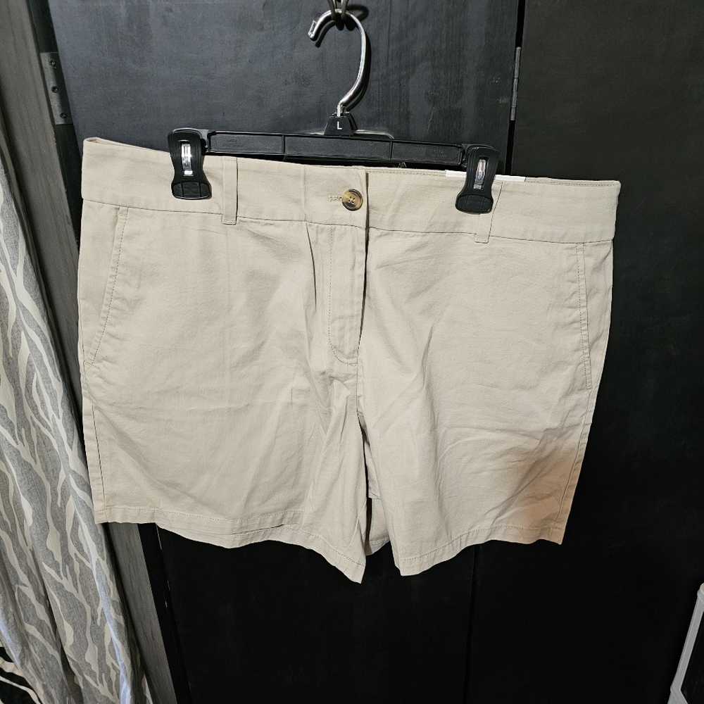 Classic Women's Bermuda Shorts in Light Beige